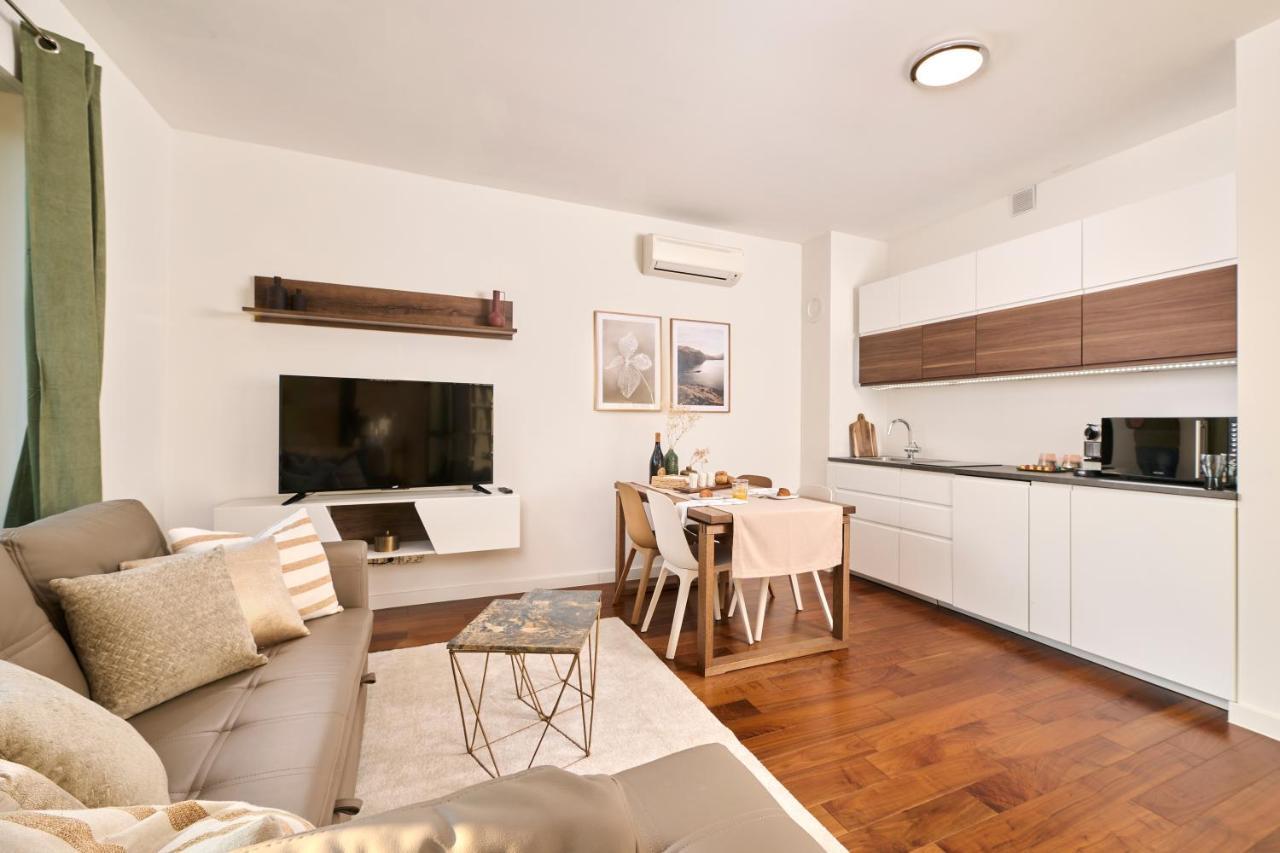 Apartment Brand New 1 Bedroom With Backyard Near The Beach! *